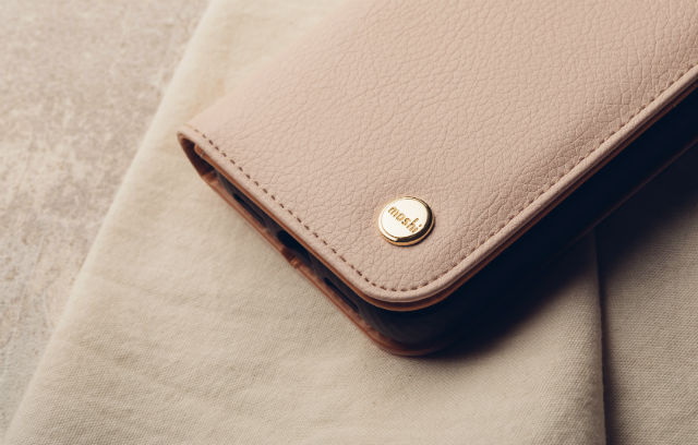 Billetera acabada en piel vegana de Moshi Overture para iPhone 12 Pro Max